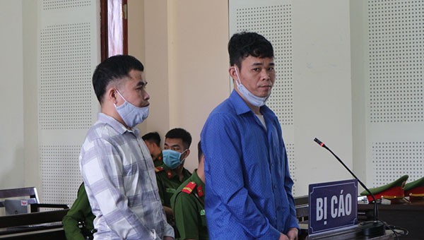 Bị cáo Xoan (áo xanh) và Tùng tại phiên tòa