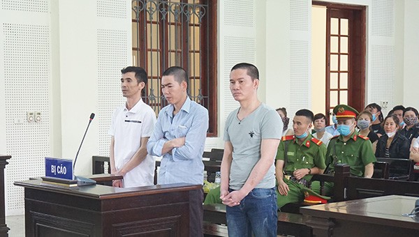 Bị cáo Bảy (giữa) lĩnh án chung thân, hai bị cáo Vinh, Phiên nhận án tử