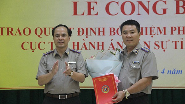 Ông Phạm Quốc Nam - Cục trưởng Cục THADS tỉnh Nghệ An trao quyết định bổ nhiệm ông Vi Văn Nhung.