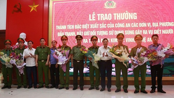 Ông Lê Hồng Vinh, Phó Chủ tịch UBND tỉnh Nghệ An trao thưởng cho các đơn vị nghiệp vụ có thành tích xuất sắc trong vụ nổ súng làm 2 người chết.