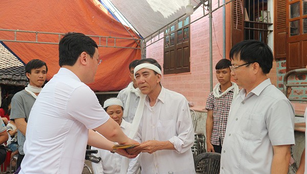 Chủ tịch UBND tỉnh Nghệ An ông Nguyễn Đức Trung chia sẻ nỗi đau cùng gia đình em Nguyễn Văn Nhã.