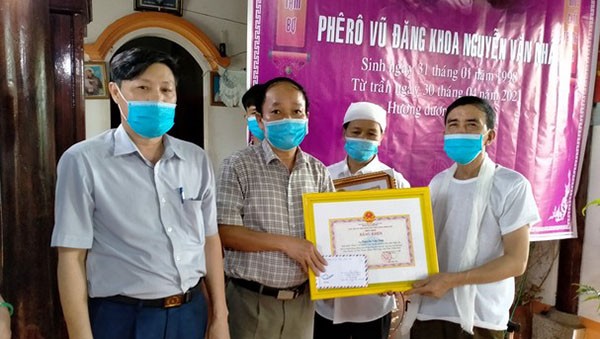 Trao quyết định truy tặng bằng khen của Chủ tịch UBND tỉnh Nghệ An và Thừa Thiên Huế cho em Nguyễn Văn Nhã