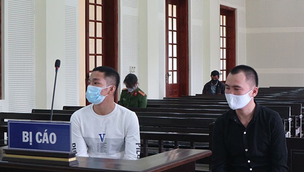 Bị cáo Vi Văn Thái và Kha Văn Tuất (áo đen) cùng vào tù vì buôn ma túy 