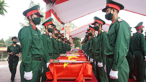 Lễ an táng được tổ chức trọng thể tại Nghĩa trang liệt sĩ huyện Nghi Lộc, Nghệ An.