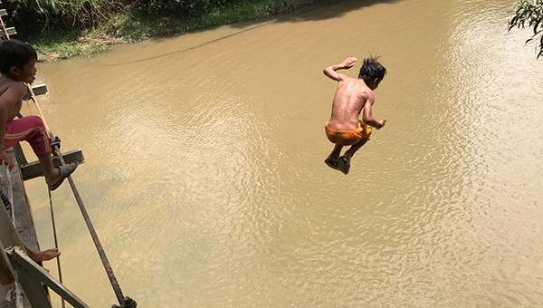 Trẻ em vô tư chơi đùa ở sông, hồ là một trong những nguyên nhân dẫn đến các vụ đuối nước đau lòng (ảnh minh họa)