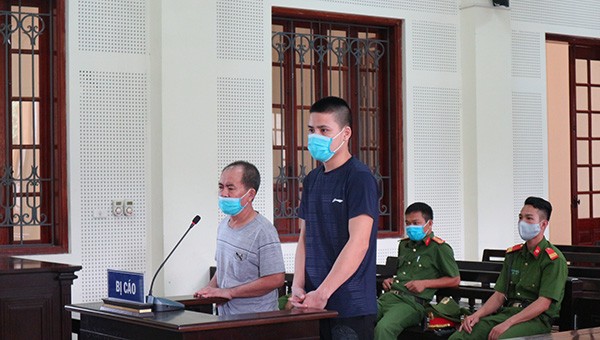 Bị cáo Nguyễn Văn Thân (áo sáng) và Trần Văn Toàn lĩnh tù chung thân.