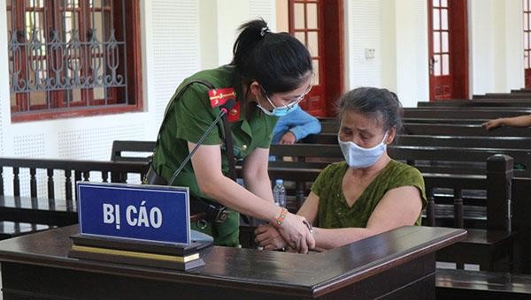Bị cáo Sầm Thị Hương lĩnh án 7 năm tù.