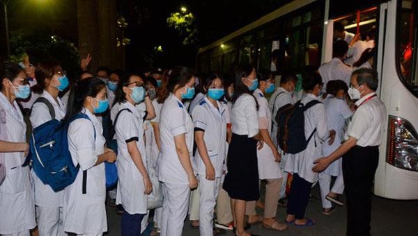 Đoàn giảng viên, sinh viên của trường ĐH Y khoa Vinh lên đường đi hỗ trợ chống dịch.