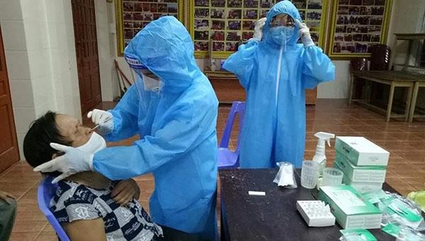 Chiến dịch xét nghiệm cộng đồng tại TP Vinh nhằm phát hiện sớm những người nhiễm Covid-19
