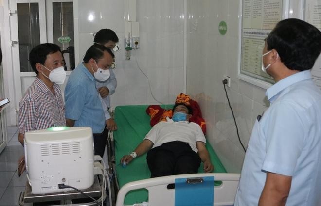 Ông Dương Đình Chỉnh (áo xanh) - Giám đốc Sở Y tế Nghệ An tới thăm và động viên bác sĩ Nguyễn Văn Long (Ảnh TT).