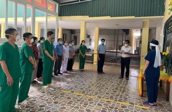 Nữ nhân viên y tế lập bàn thờ vọng mẹ chồng trong bệnh viện dã chiến số 1 Nghệ An (Ảnh: Y.T)