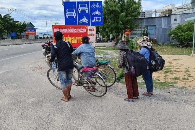 Bốn thành viên trong gia đình chị Nguyễn Thị Hương quyết định đi xe đạp từ Đồng Nai về Nghệ An