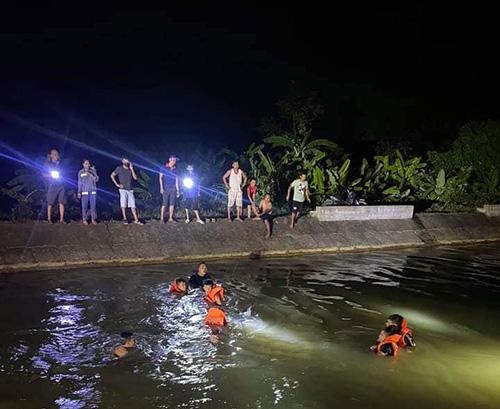 Lực lượng chức năng tìm kiếm thi thể các nạn nhân trên sông