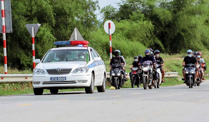 Xe chuyên dụng của Cảnh sát giao thông Công an Nghệ An dẫn đường cho bà con di chuyển.