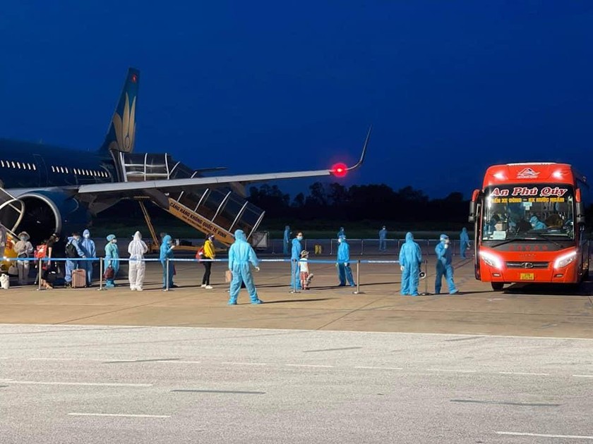 Chuyến bay đầu tiên chở 217 người trở về từ cách tỉnh phía nam đã về đến san bay Vinh trong tối 3/8