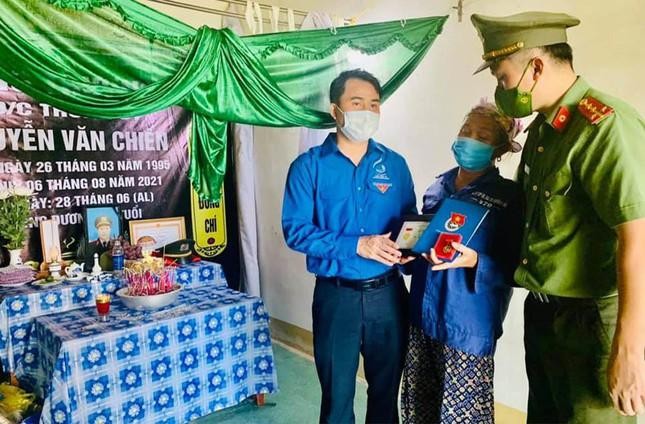 Truy tặng huy hiệu "Tuổi trẻ dũng cảm" cho Trung uý Nguyễn Văn Chiến