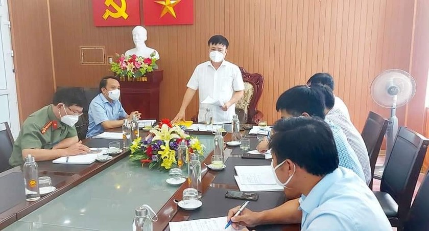 Ông Bùi Đình Long - Phó Chủ tịch UBND tỉnh Nghệ An chủ trì cuộc họp khẩn với lãnh đạo huyện Diễn Châu sau khi xuất hiện 3 nghi mắc COVID-19 trong cộng đồng. 