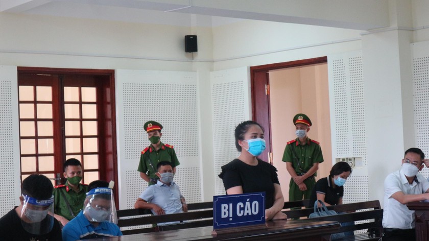 Bị cáo Đậu Thị Lan Hương (đứng) tại phiên tòa