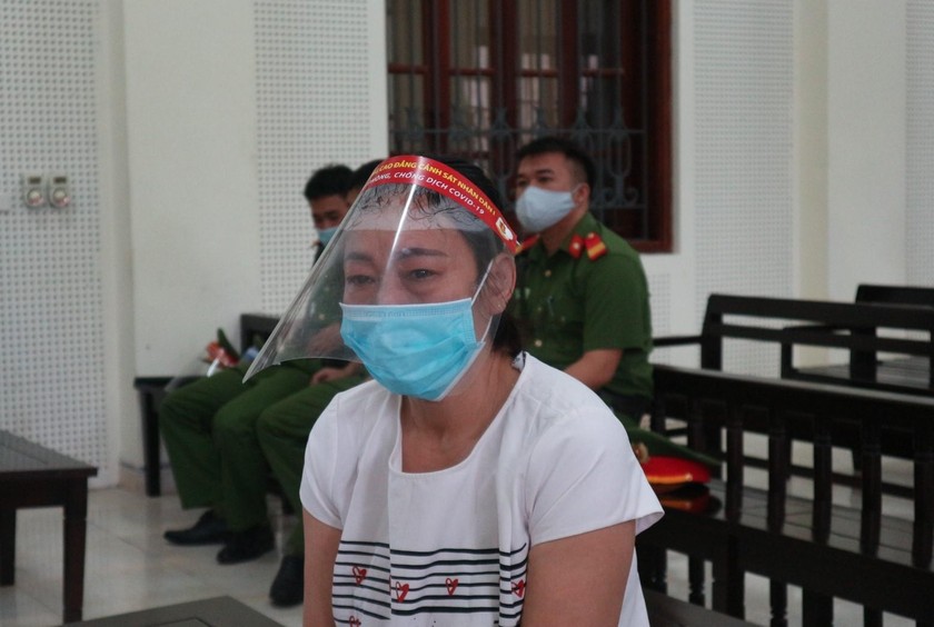 Bị cáo Trần Thị Hải khóc lóc, đổ lỗi buôn ma túy vì khó khăn, đau bệnh.