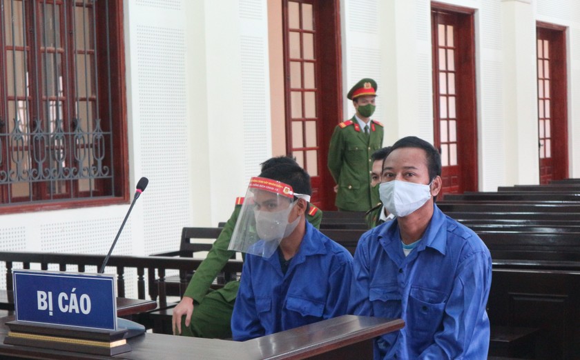 Bị cáo Cụt Văn Xúc (trái) và bị cáo Dung tại tòa