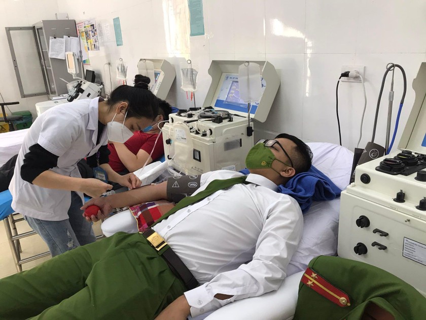 Trung úy Vũ Quốc Quân kịp thời hiến máu giúp bệnh nhân bị ung thư