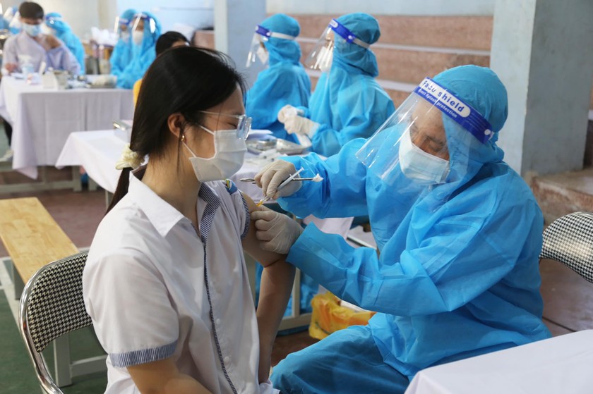 Học sinh THPT tại Nghệ An tiêm vaccine