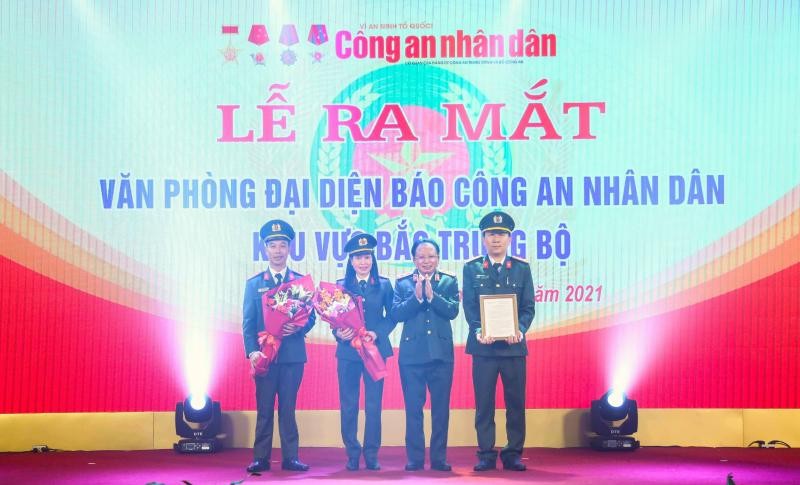 Trung tướng Mai Văn Hà trao Quyết định ra mắt Văn phòng đại diện Báo CAND khu vực Bắc Trung Bộ.