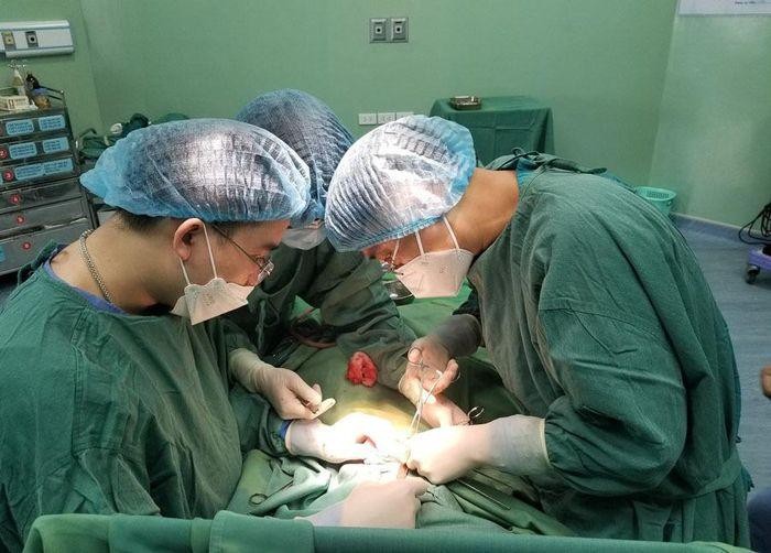 Các bác sĩ phẫu thuật cấp cứu cho bé trai hơn 3 tuổi