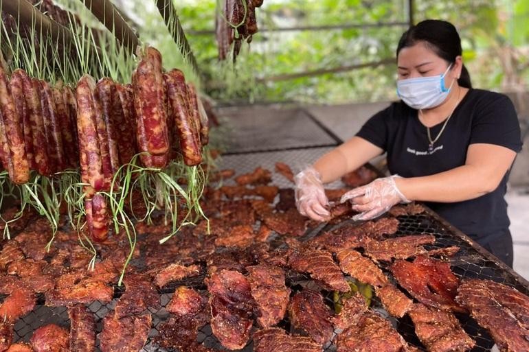 Một cơ sở sản xuất thịt lợn, thịt bò gác bếp tại Nghệ An