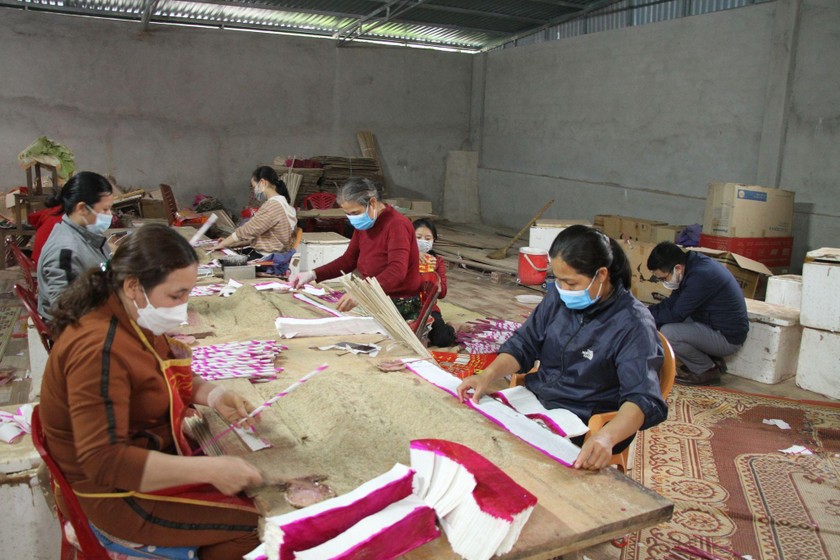 Các cơ sở sản xuất hương trầm Quỳ Châu đang tất bật làm việc
