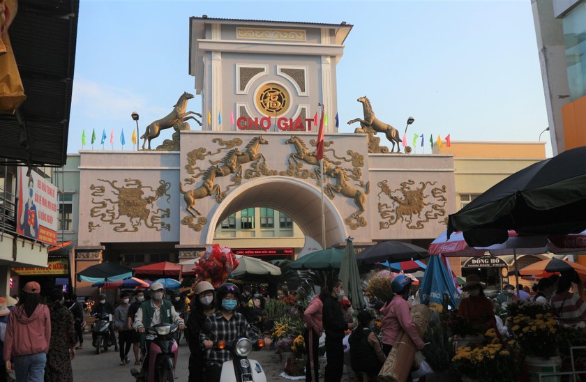 Chợ Giát nằm ở thị trấn Cầu Giát, huyện Quỳnh Lưu, tỉnh Nghệ An