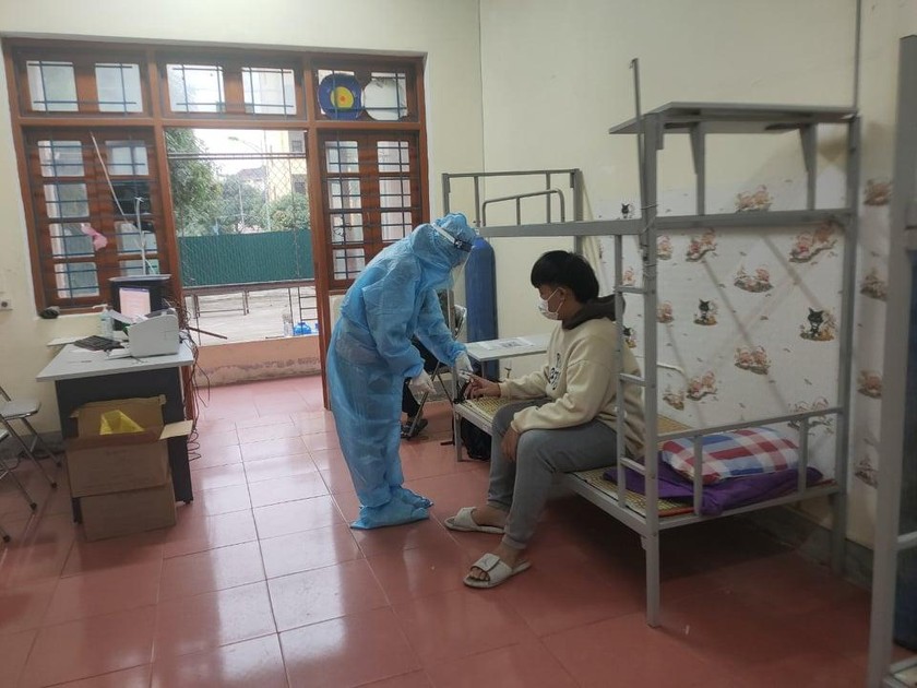 Bác sỹ thăm khám cho bệnh nhân F0 tại trung tâm thu dung COVID-19 ở Nghệ An