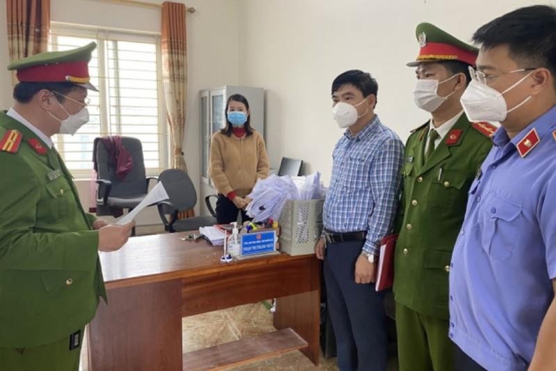 Cơ quan công an tống đạt quyết định khởi tố bị can đối với Phạm Thị Thanh Thủy