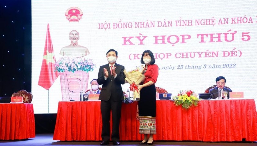 Bí thư Tỉnh ủy Nghệ An Thái Thanh Quý - Chủ tịch HĐND tỉnh tặng hoa chúc mừng bà Quế Thị Trâm Ngọc (Ảnh TD)