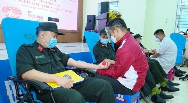 Đông đảo các cán bộ, chiến sỹ tham gia chương trình hiến máu