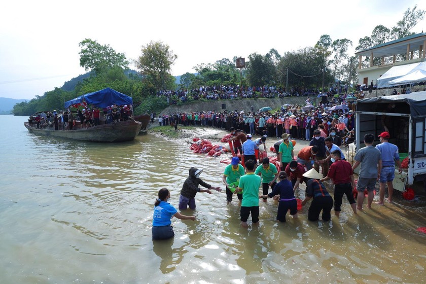 Các chư tăng, Phật tử cùng nhân dân đến từ khắp nơi tham dự lễ phóng sinh cá xuống sông Lam.