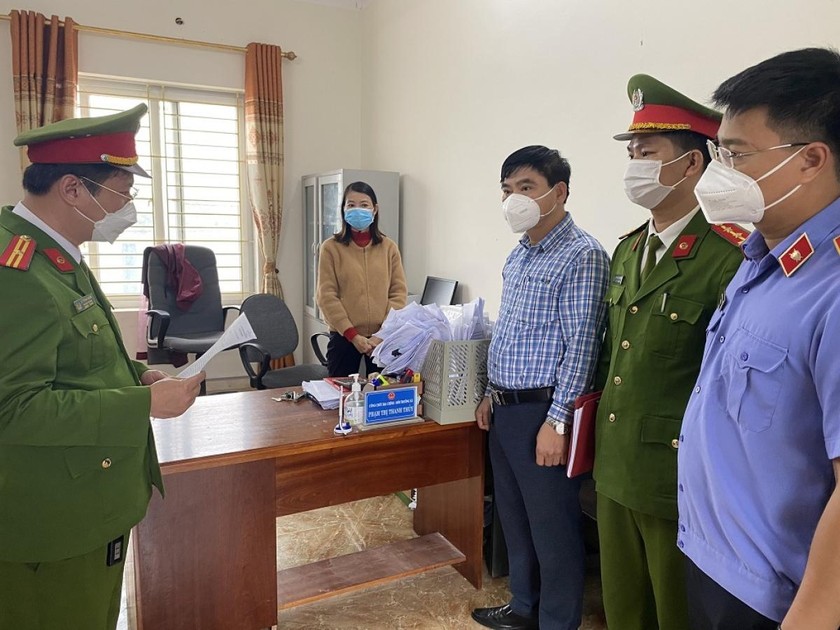Cơ quan điều tra tống đạt quyết định khởi tố đối với Phạm Thị Thanh Thủy - công chức địa chính xã Quỳnh Hồng.