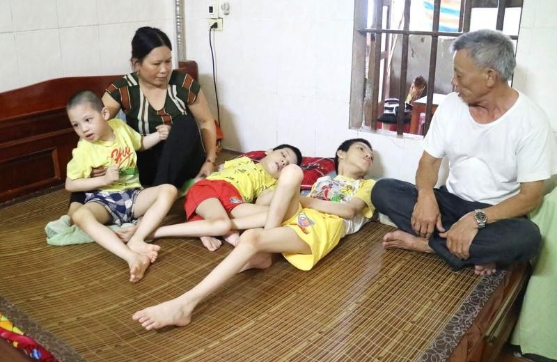 Một gia đình ở Hà Tĩnh có 3 đứa con bị di chứng chất độc da cam (ảnh LH)