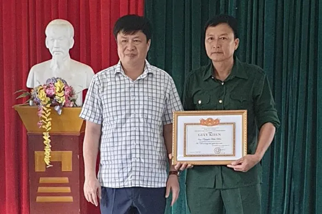 Đại diện UBND huyện Thanh Chương trao giấy khen cho ông Hiền vì dũng cảm cứu 3 thanh niên đuối nước