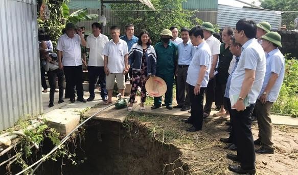 Chủ tịch UBND tỉnh Nghệ An Nguyễn Đức Trung thị sát nhà một hộ dân ở xã Châu Hồng xuất hiện “hố tử thần” (Ảnh: Huy Nhâm)