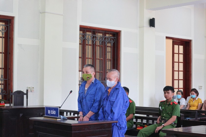 Hai bị cáo Hưng và Tuấn tại phiên tòa