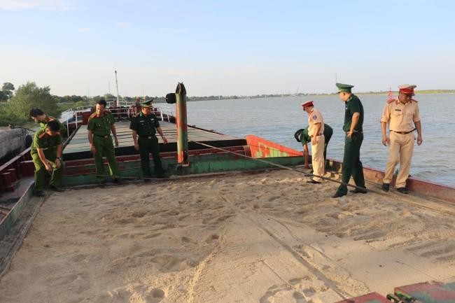 Lực lượng chức năng phát hiện tàu chở cát không rõ nguồn gốc trên sông Lam (ảnh CA)