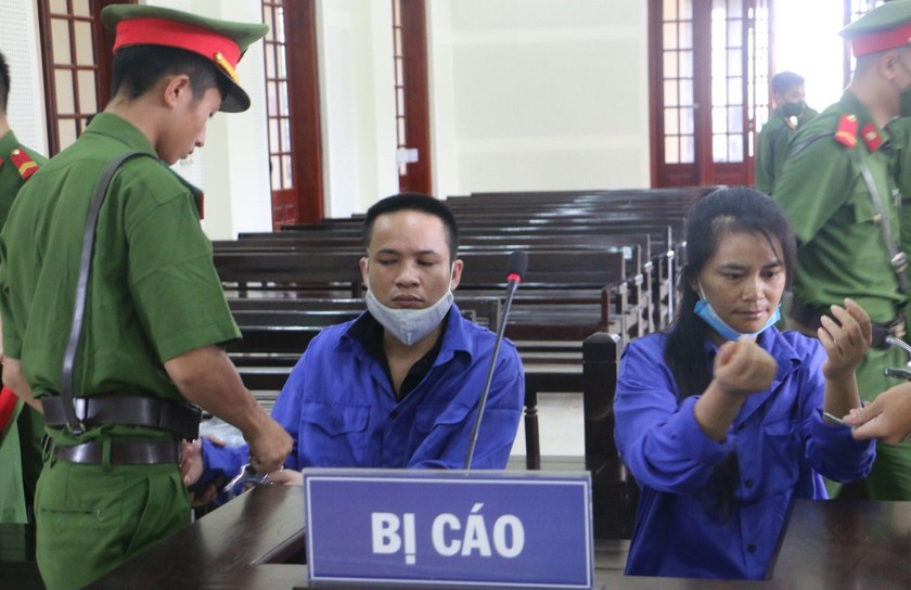 Bị cáo Moong Thị Hiền cùng Thái Văn Triều tại phiên tòa