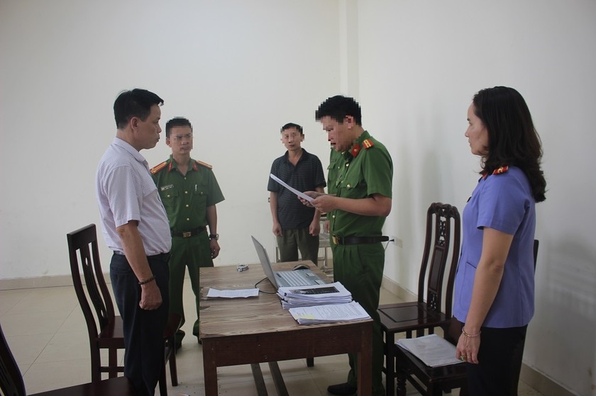 Cơ quan chức năng đọc lệnh khởi tố vụ án và ra lệnh bắt bị can để tạm giam đối với Lê Văn Bình. Ảnh: Công an Nghệ An.