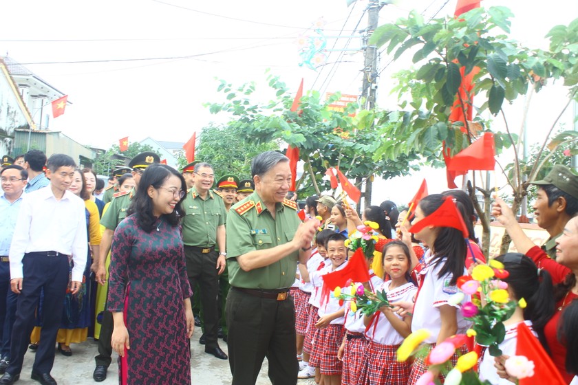 Bộ trưởng Bộ Công an Tô Lâm về dự Ngày hội Đại đoàn kết toàn dân tộc với nhân dân làng Phan, xã Hưng Tân.