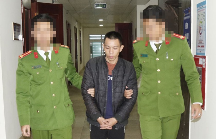 Cảnh sát điều tra tội phạm về ma túy dẫn giải đối tượng Quang Văn Toàn (Ảnh CANA)