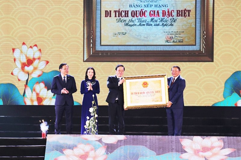 Bộ Trưởng Bộ Văn hóa, Thể thao và Du lịch Nguyễn Văn Hùng trao Bằng công nhận di tích đặc biệt Đền Vua Mai Hắc Đế cho lãnh đạo tỉnh Nghệ An