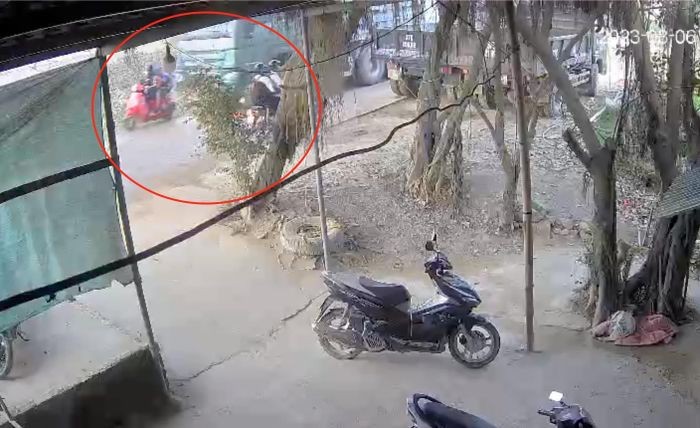 Hình ảnh từ camera an ninh ghi lại thời khắc chiếc xe tải đi từ phía sau đâm vào xe máy của mẹ con chị H. 
