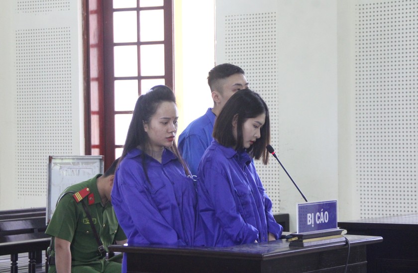 Bị cáo Trang (giữa) và 2 đồng phạm tại phiên tòa