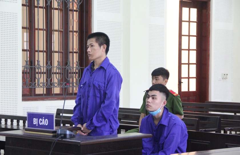 Bị cáo Lô Văn Hải (đứng) và Quyền tại phiên tòa
